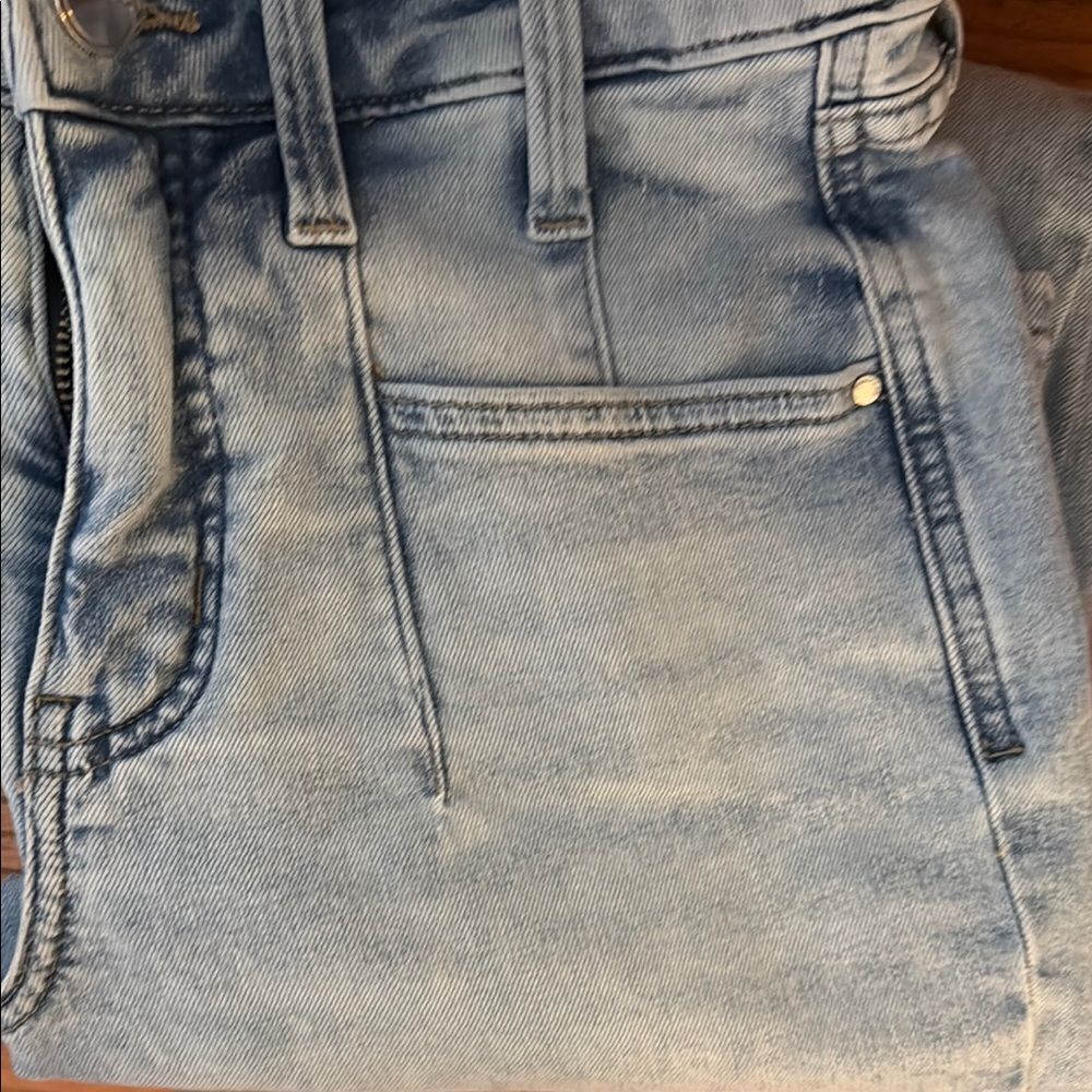 Everflex Jeans by Maurices, women’s 6 short, light wash. - Picture 4 of 10